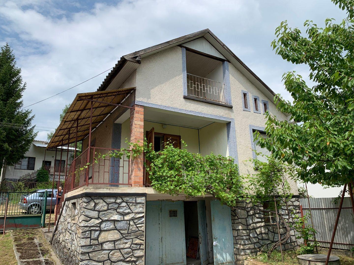 MAĎARSKO - JAZERO RAKACA - POSCHODOVÁ CHATA PRI JAZERE S TERASOU, GARÁŽ.