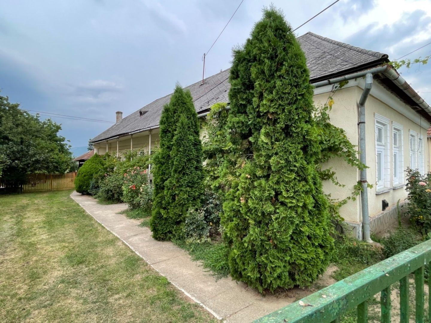 MAĎARSKO - HIDVEGARDÓ 3 IZBOVÝ RODINNÝ DOM V DOBROM POVODNOM STAVE, VÝBORNÁ LOKALITA