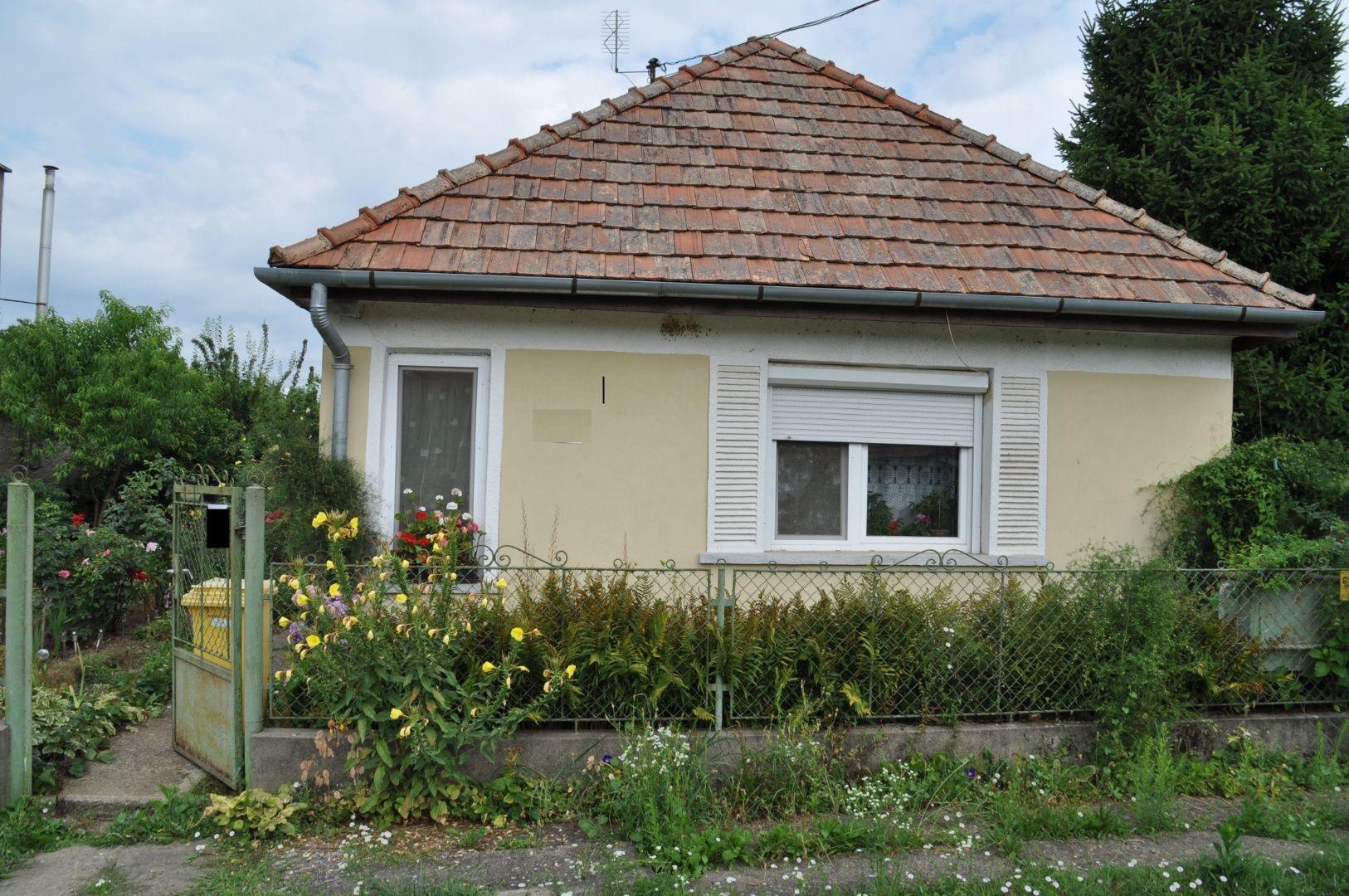 MAĎARSKO - GONC 2 A POLIZBOVÝ RD NA VÝBORNOM MIESTE S UDRŽIAVANOU KVETINOVOU ZÁHRADOU.