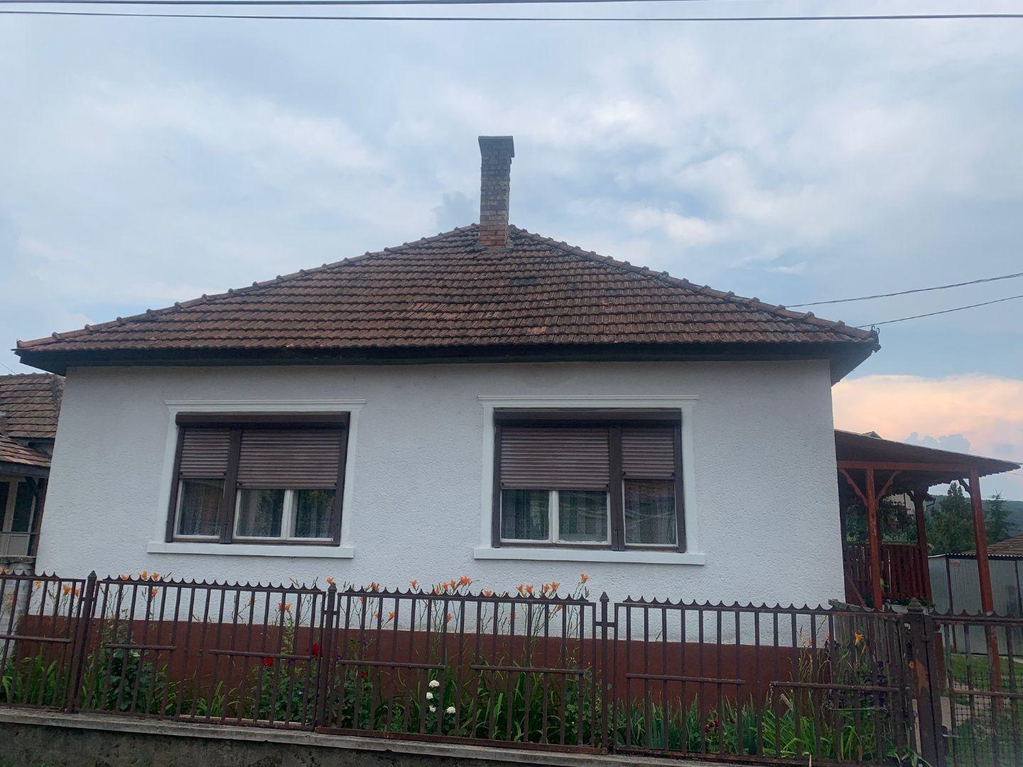 MAĎARSKO - SZENDRŐ 3 IZBOVÝ ZREKONŠTRUAVANÝ RODINNÝ DOM S TERASOU