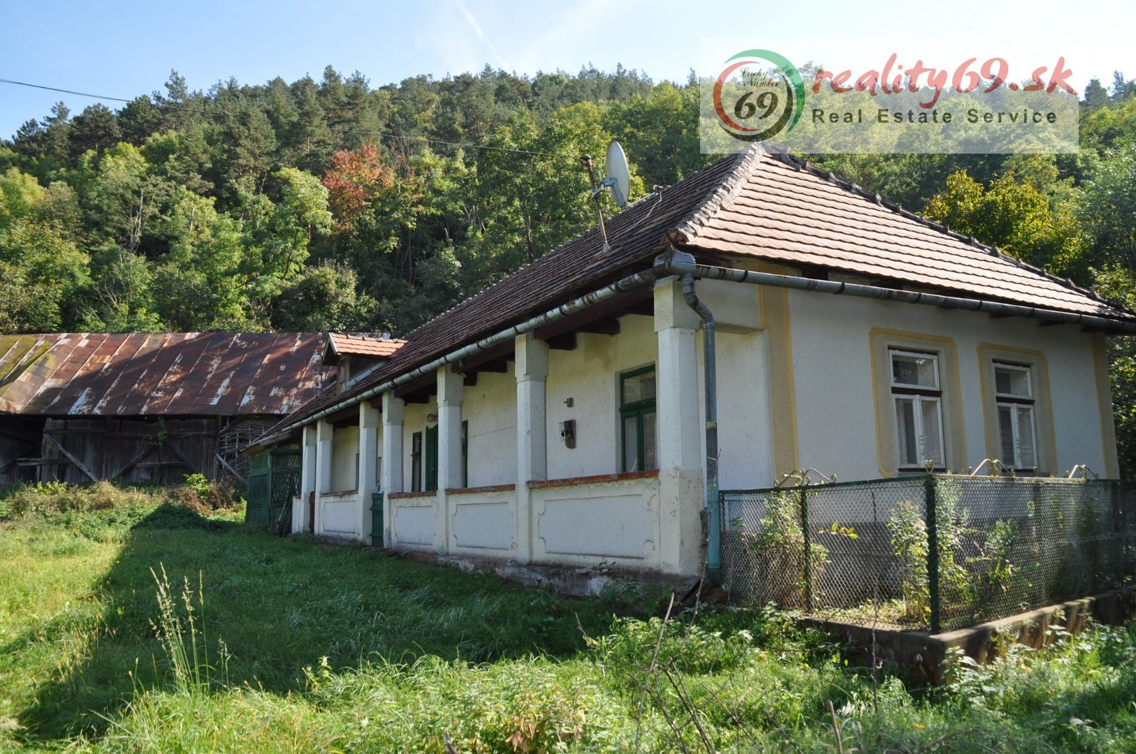 MAĎARSKO - PÁNYOK LUKRATÍVNY POZEMOK S MALÝM DOMČEKOM POD LESOM