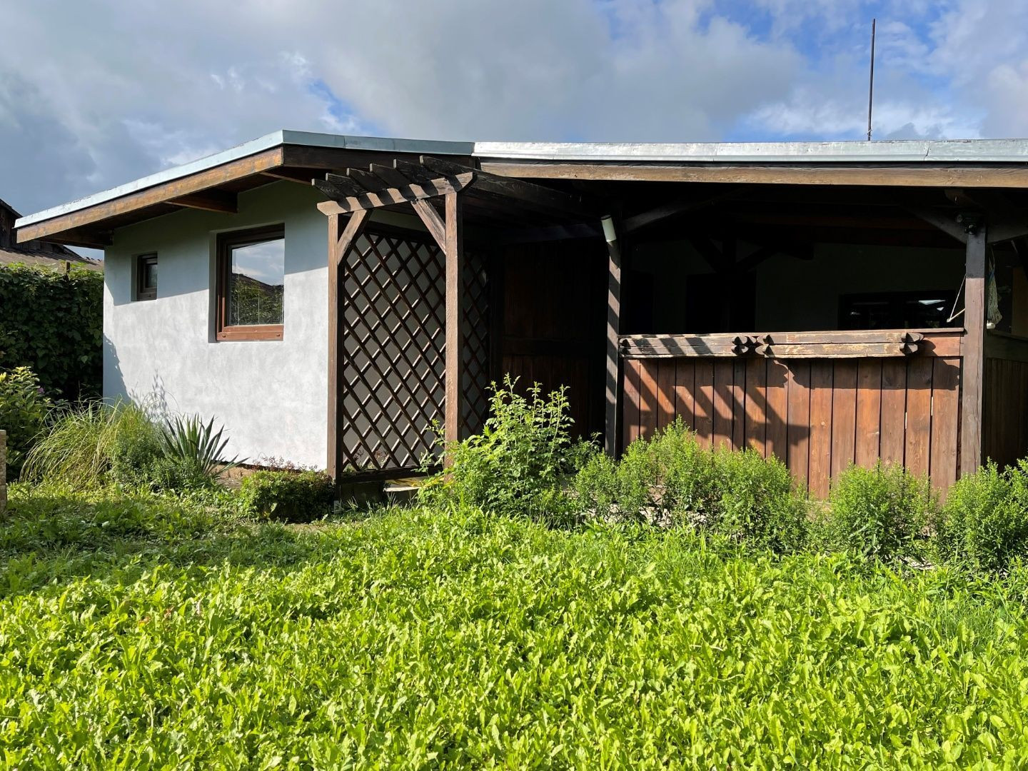 GEČA - PEKNÁ 2 IZBOVÁ CHATA, KUCHYŇA, KÚPEĽŇA, WC VO VÝBORNEJ LOKALITE BLÍZKO JAZERA.