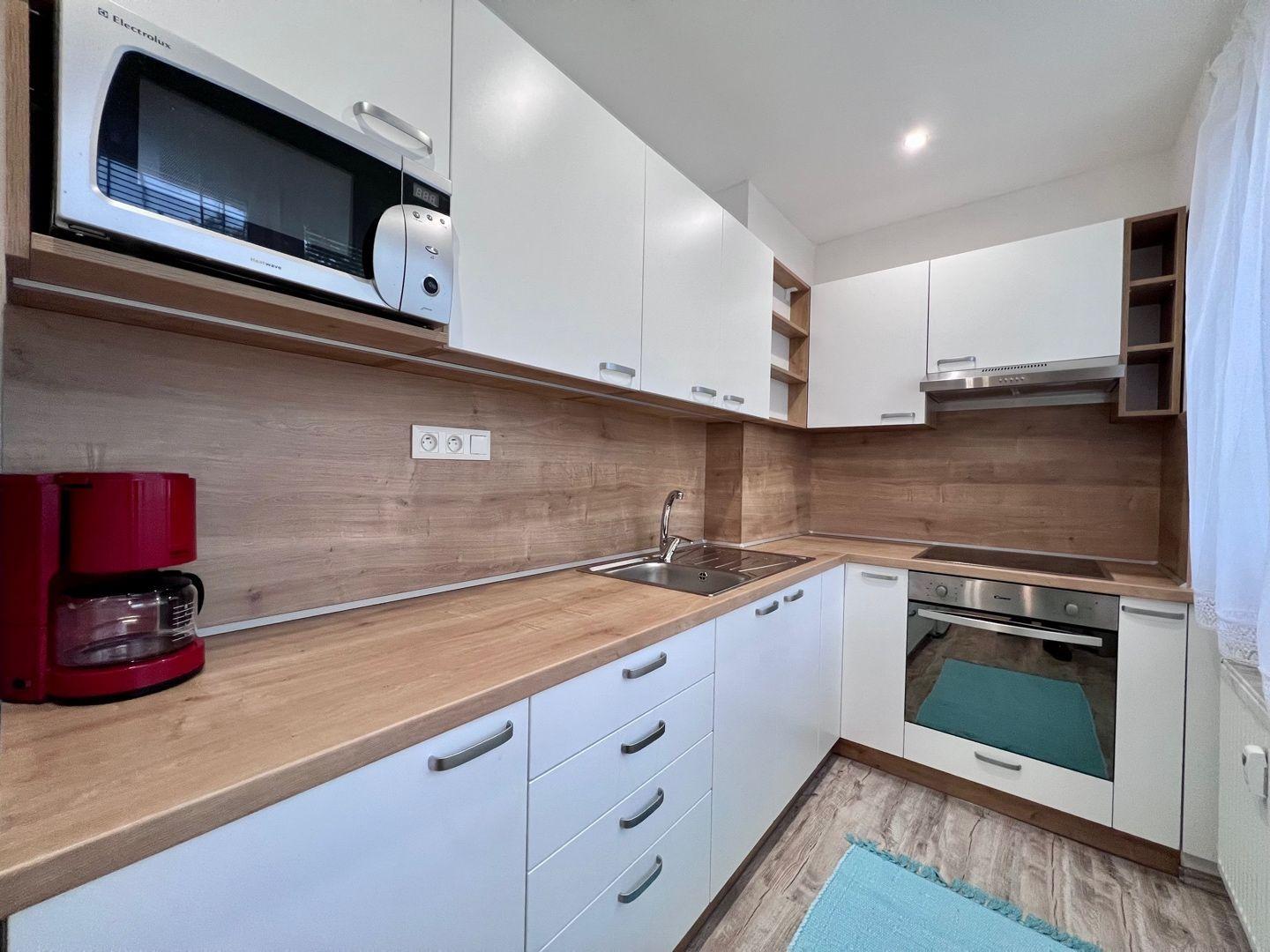 REZERVOVANÉ - TERASA - 3 IZBOVÝ BYT 60 M2, MODERNÁ REKONŠTRUKCIA, ZARIADENIE.