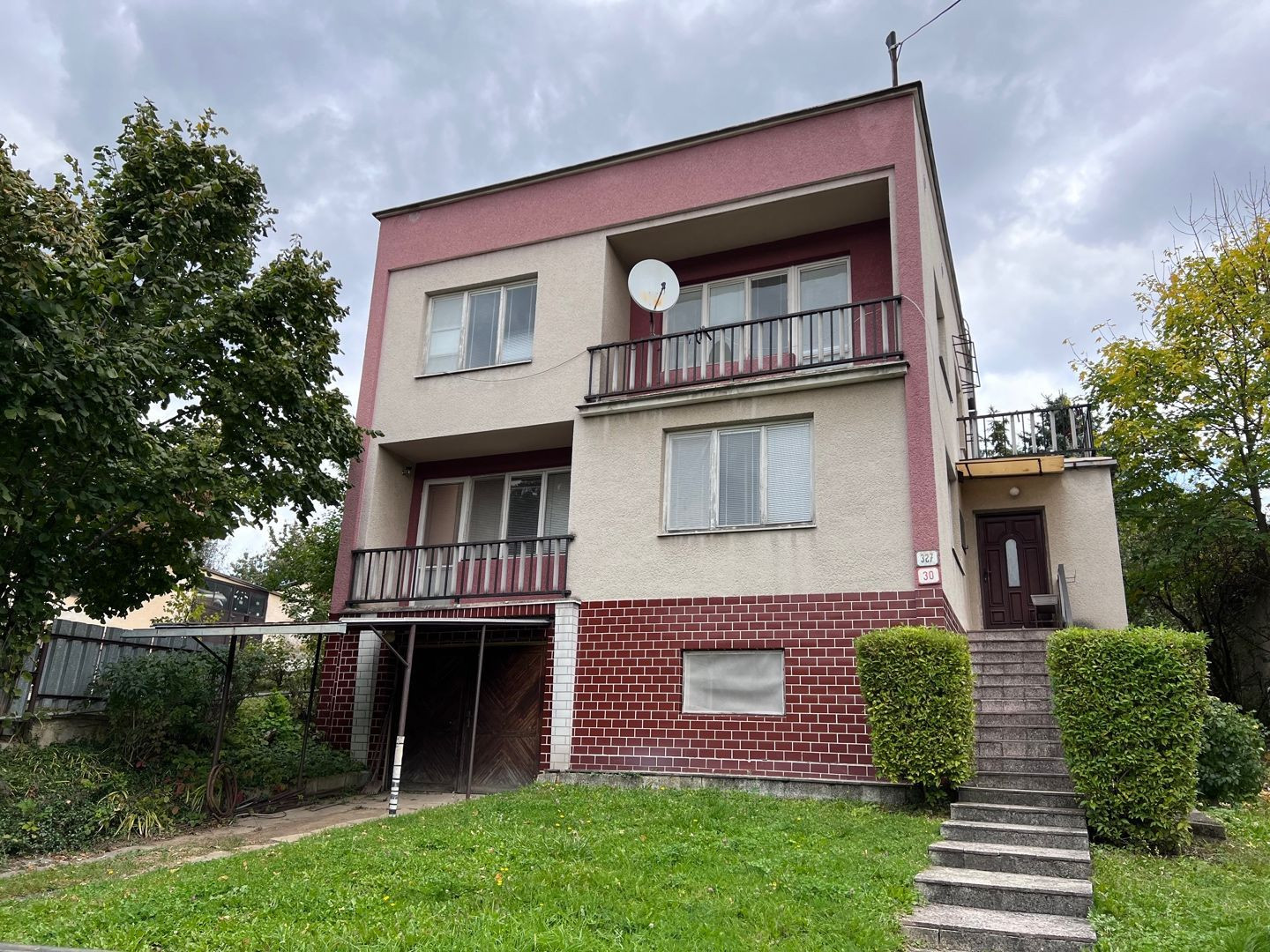 KOŠICE MYSLAVA - POSCHODOVÝ 6 IZBOVÝ RD S PEKNÝM POZEMKOM 1.218 M2.