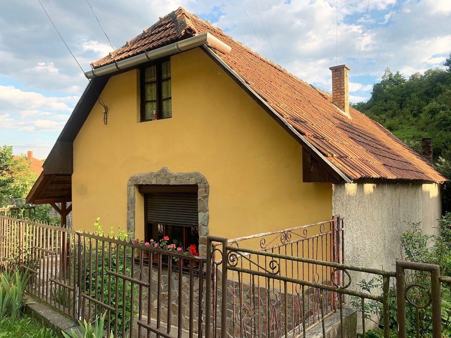 MAĎARSKO - PERKUPA PEKNÝ 2 IZBOVÝ RODINNÝ DOM S LETNOU KUCHYŇOU.