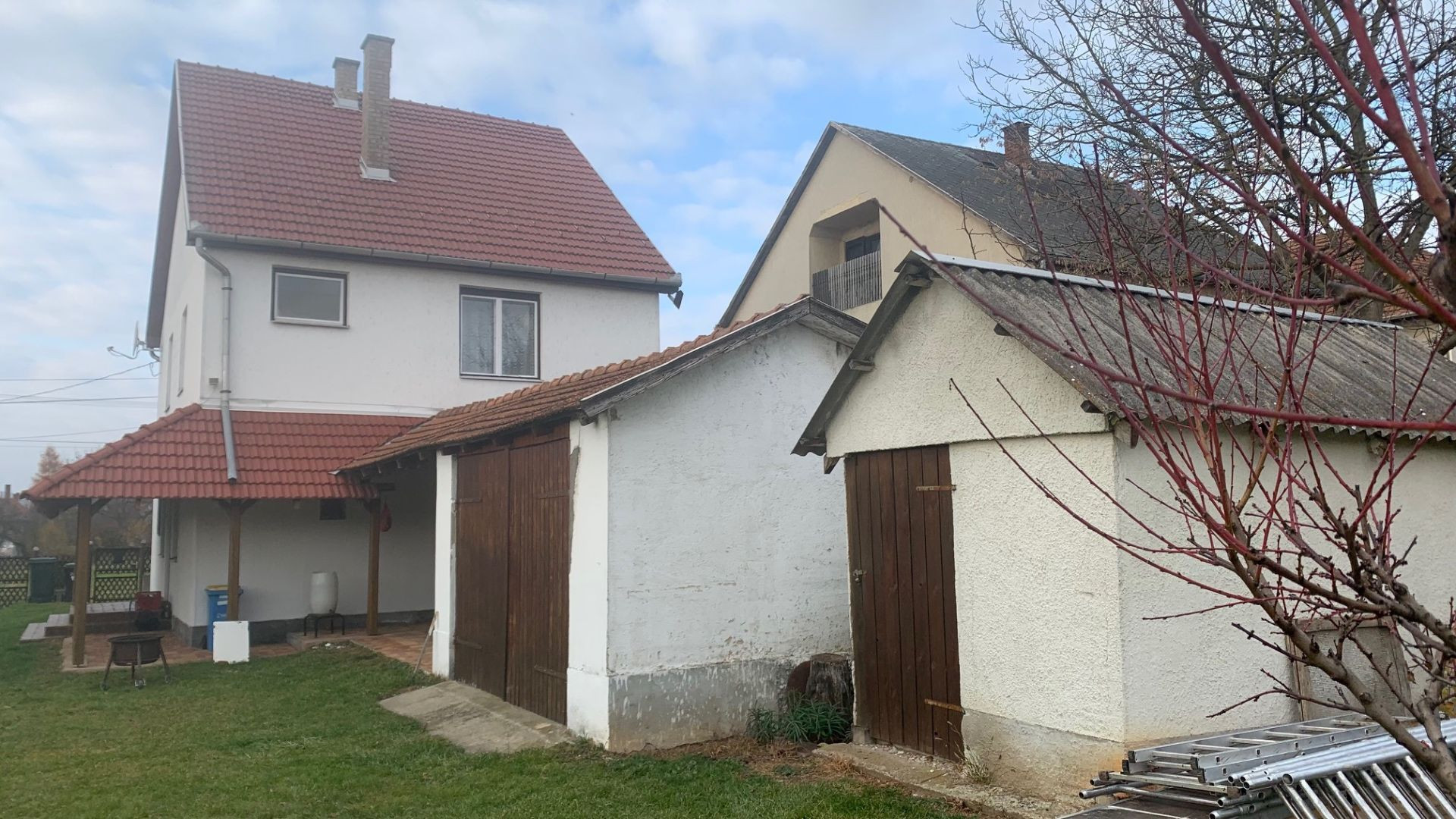 REZERVOVANÉ - SZALONNA - PEKNÝ 3 IZBOVÝ POSCHODOVÝ RODINNÝ DOM S VEĽKOU GARÁŽOU