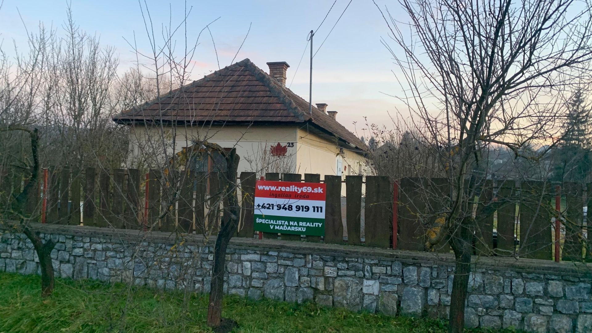 MAĎARSKO - SZUHOGY 3 IZBOVÝ ZATEPLENÝ RODINNÝ DOM