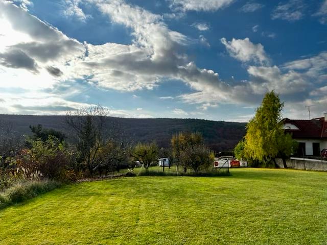 MYSLAVA - STAVEBNÝ POZEMOK NA KOPE 1.800 M2, MEDZI RODINNÝMI DOMAMI.