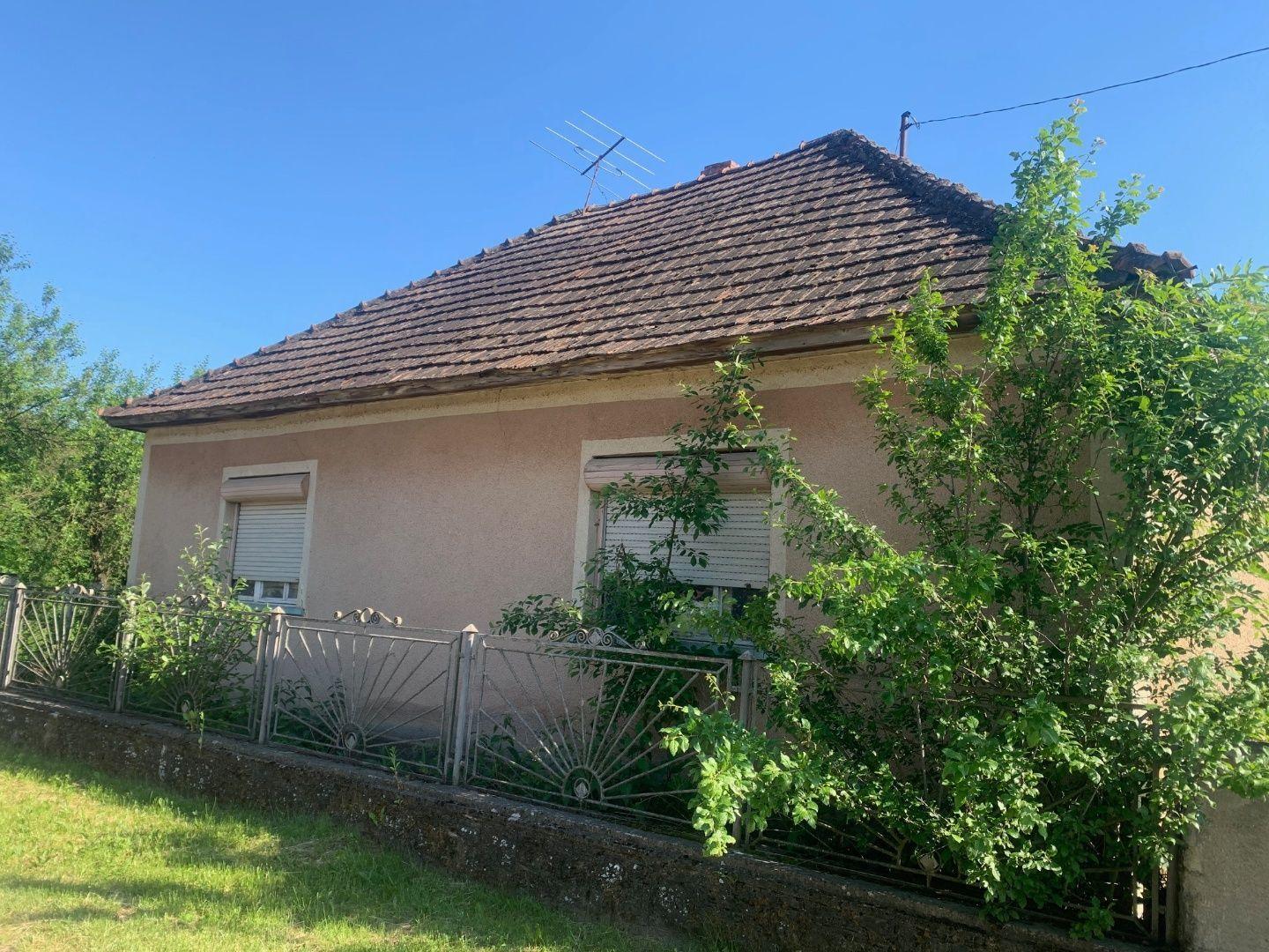 MAĎARSKO - TORNASZENTJAKAB 2 IZBOVÝ RD S HOSPODÁRSKOU BUDOVOU