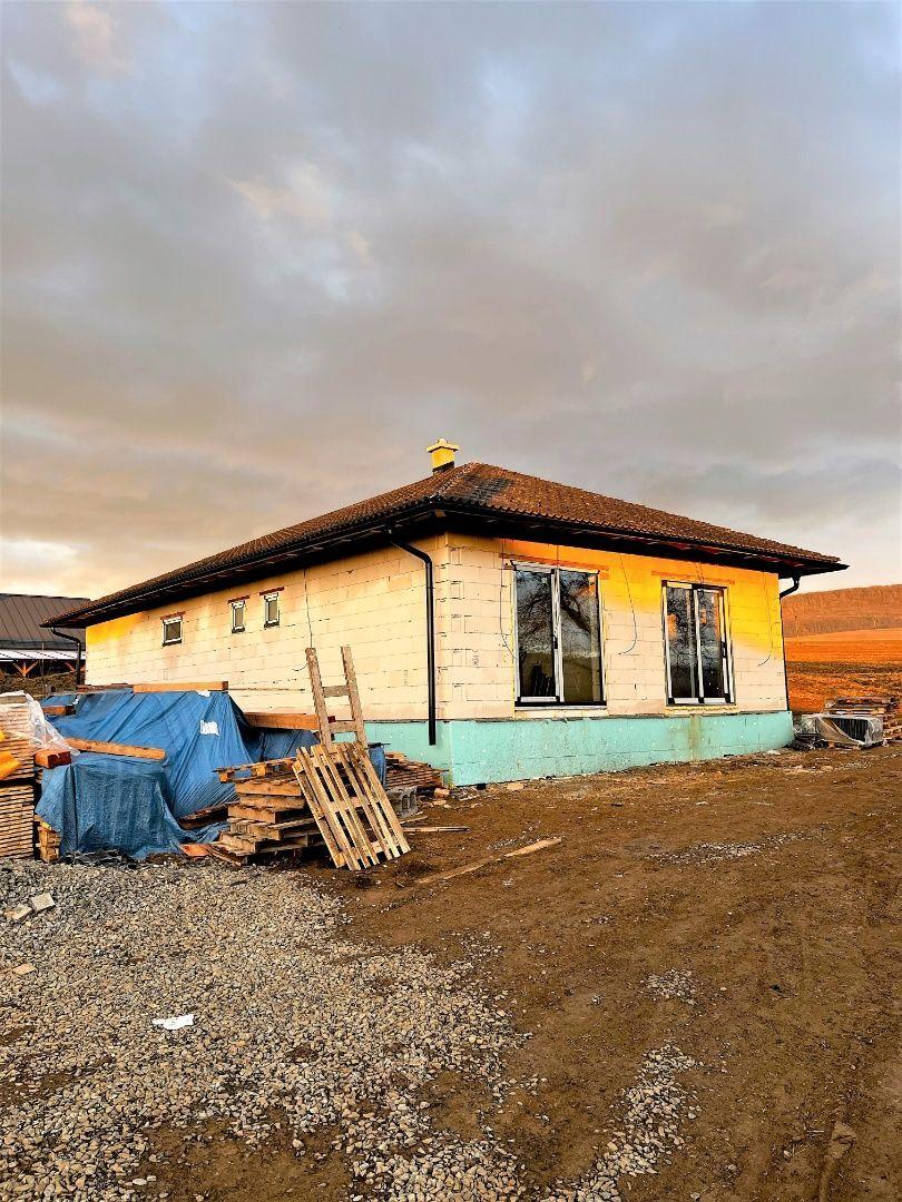 REZERVOVANÝ - RUSKOV - HOLODOM 138 M2 - 4 IZBY, KUCHYŇA, KÚPEĽŇA, WC.