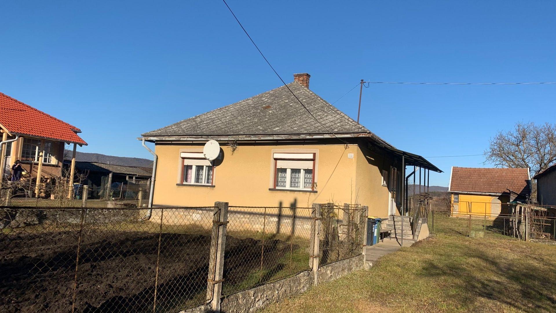 MAĎARSKO - TORNASZENTANDRÁS 3 IZBOVÝ RD SO SAMOSTATNOU GARÁŽOU.