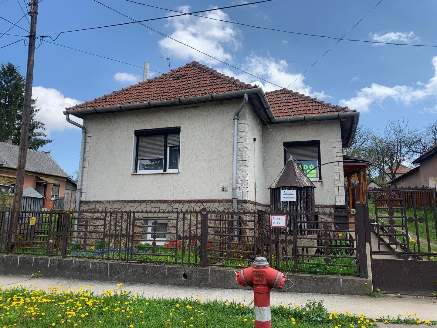 MAĎARSKO - FELSOTELEKES 3 IZBOVÝ RODINNÝ DOM S TERASOU A GARÁŽOU.