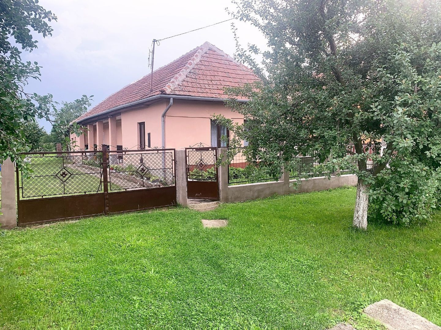 MAĎARSKO -  INÁNCS PEKNÝ 3 IZBOVÝ DOM V PEKNEJ OBCI, UPRAVENÝ POZEMOK.