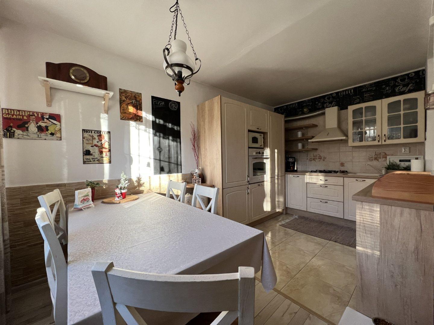 REZERVOVANÉ - TERASA - KEŽMARSKÁ PRAŽSKÝ 3 IZBOVÝ BYT 68 M2, PO VKUSNEJ REKONŠTRUKCII, VÝBORNÁ LOKALITA.