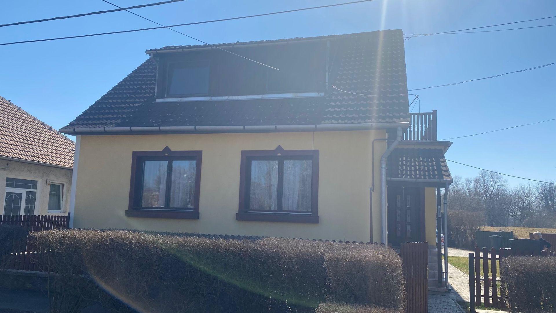 MAĎARSKO - EDELÉNY - PEKNÝ 5 IZBOVÝ RD SO ZASTAVANÝM PODKROVÝM V KRÁSNOM PROSTREDÍ