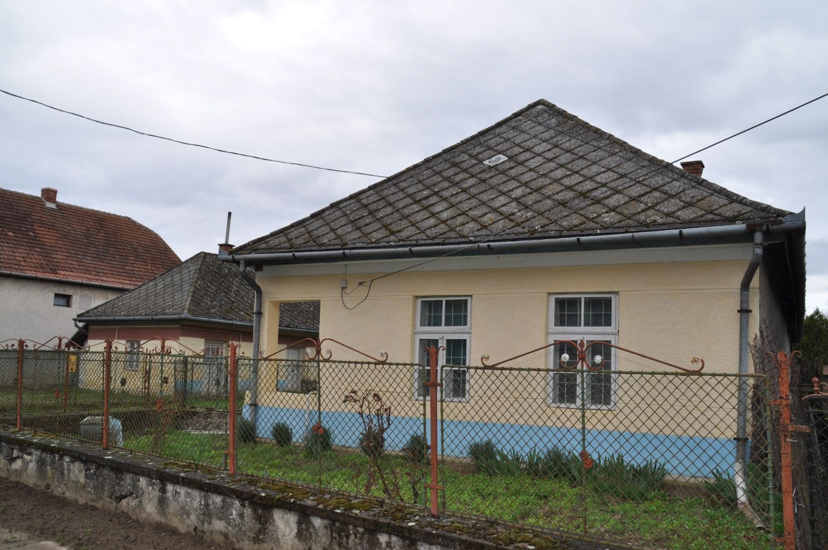 MAĎARSKO - KARCSA GAZDOVSKÝ DOM 5 KM SLOVENSKÝCH HRANÍC PRI JAZERE KARCSA