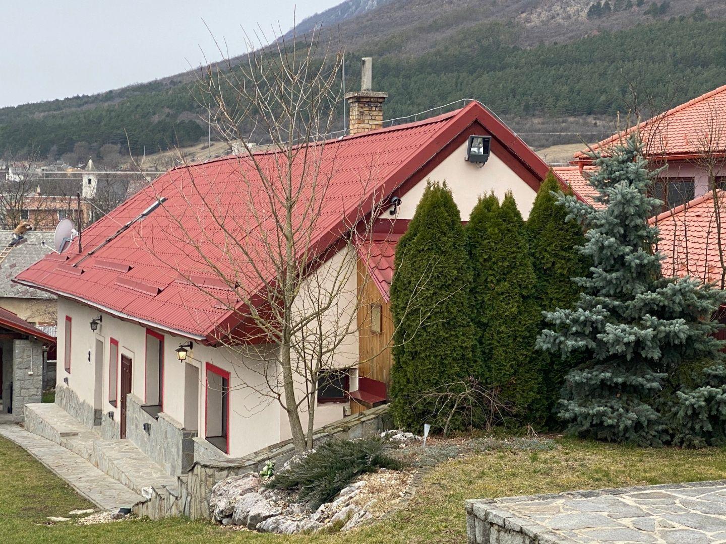 HRHOV - ROMANTICKÁ CHALUPA PRE NÁROČNÉHO KLIENTA, TENISOVÝ KURT, ALTÁNOK.