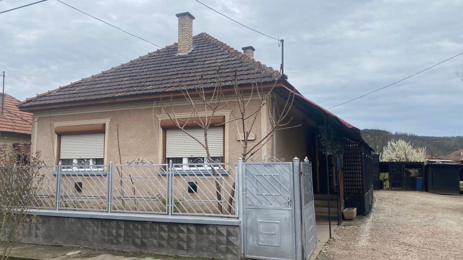 MAĎARSKO - SZENDRŐ 3 IZBOVÝ ZREKONŠTRUAVANÝ RODINNÝ DOM S GARÁŽOU