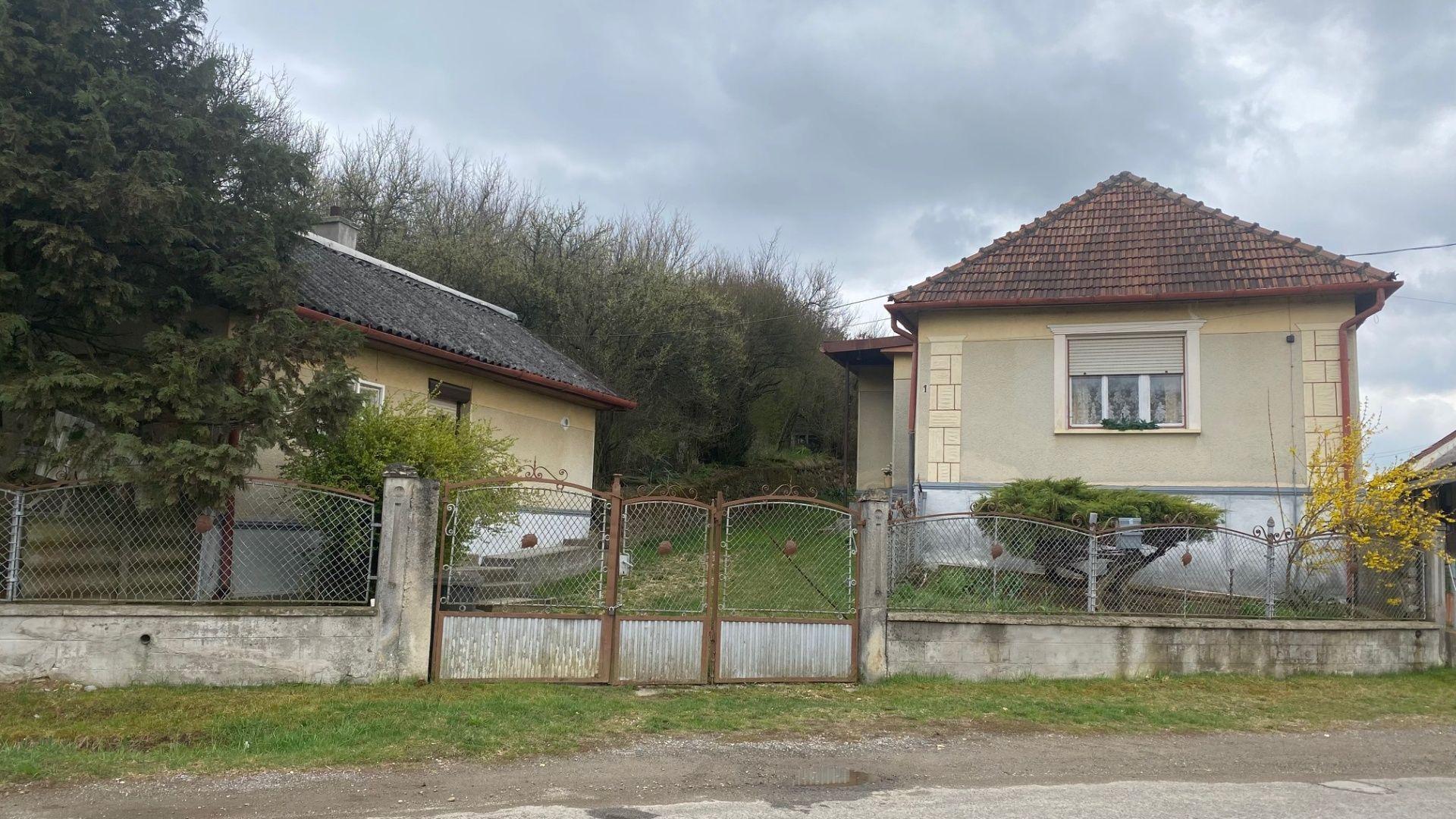 MAĎARSKO - FELSŐTELEKES 4 IZBOVÝ RODINNÝ DOM S GARÁŽOU A LETNOU KUCHYŇOU