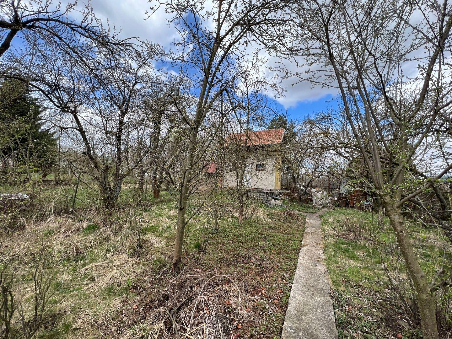 SEŇA - POSCHODOVÁ MUROVANÁ CHATA, POZEMOK 365 M2.