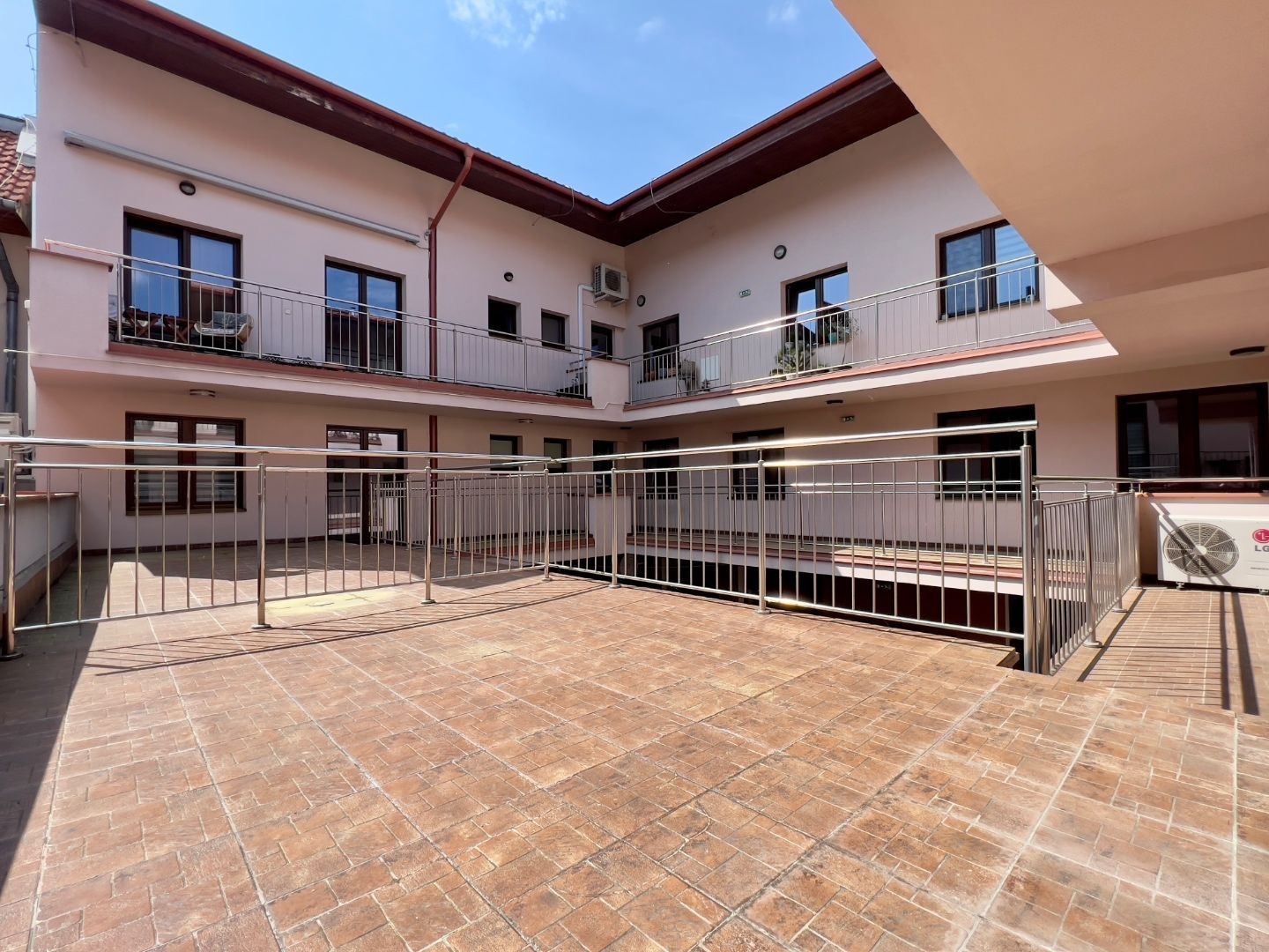 HISTORICKÉ CENTRUM - MASIARSKA PASÁŽ VALENTINA - 3 IZBOVÝ BYT 76 M2, TERASA 40 M2, PARKOVACIE MIESTO V GARÁŽI..