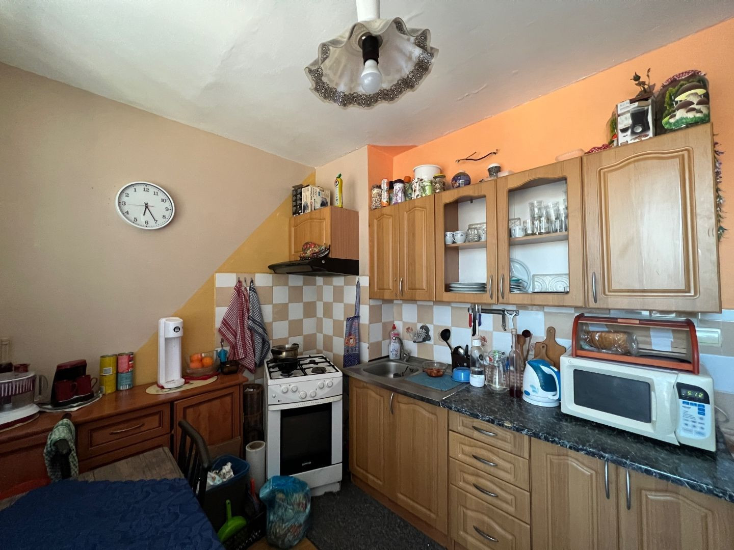 JAZERO - STÁLICOVÁ PEKNÝ 3 IZBOVÝ BYT 65 M2, PLASTOVÉ OKNÁ,  2 X LODŽIA, ZATEPLENÝ OBYTNÝ DOM.