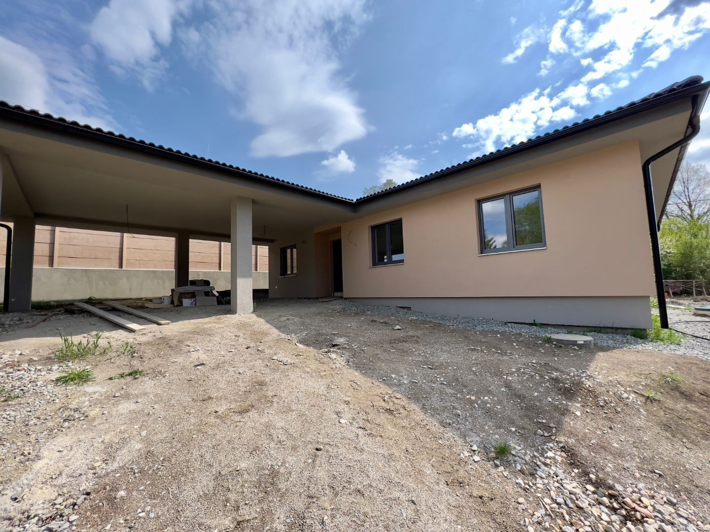 REZERVOVANÉ - CHRASTNÉ - 4 IZBOVÝ PEKNÝ RD S TERASOU, PRÍSTREŠOK PRE 2 AUTÁ - NOVOSTAVBA HOLODOM.