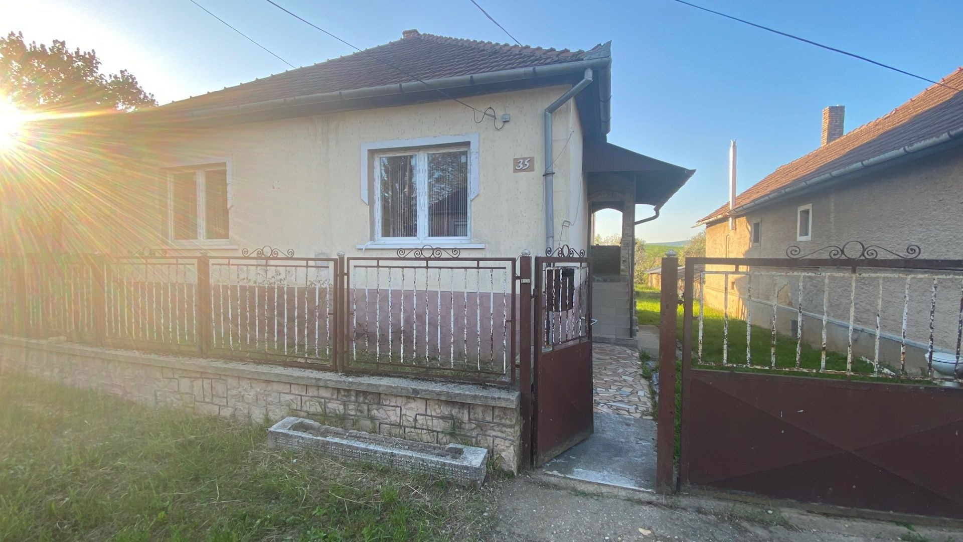 MAĎARSKO - SZENDRO - PEKNÝ 3 IZBOVÝ RODINNÝ DOM S TERASOU