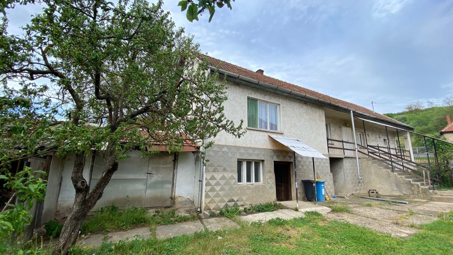 MAĎARSKO - SZENDRO - PEKNÝ 3 IZBOVÝ RODINNÝ DOM S VERANDOU A S GARÁŽOU