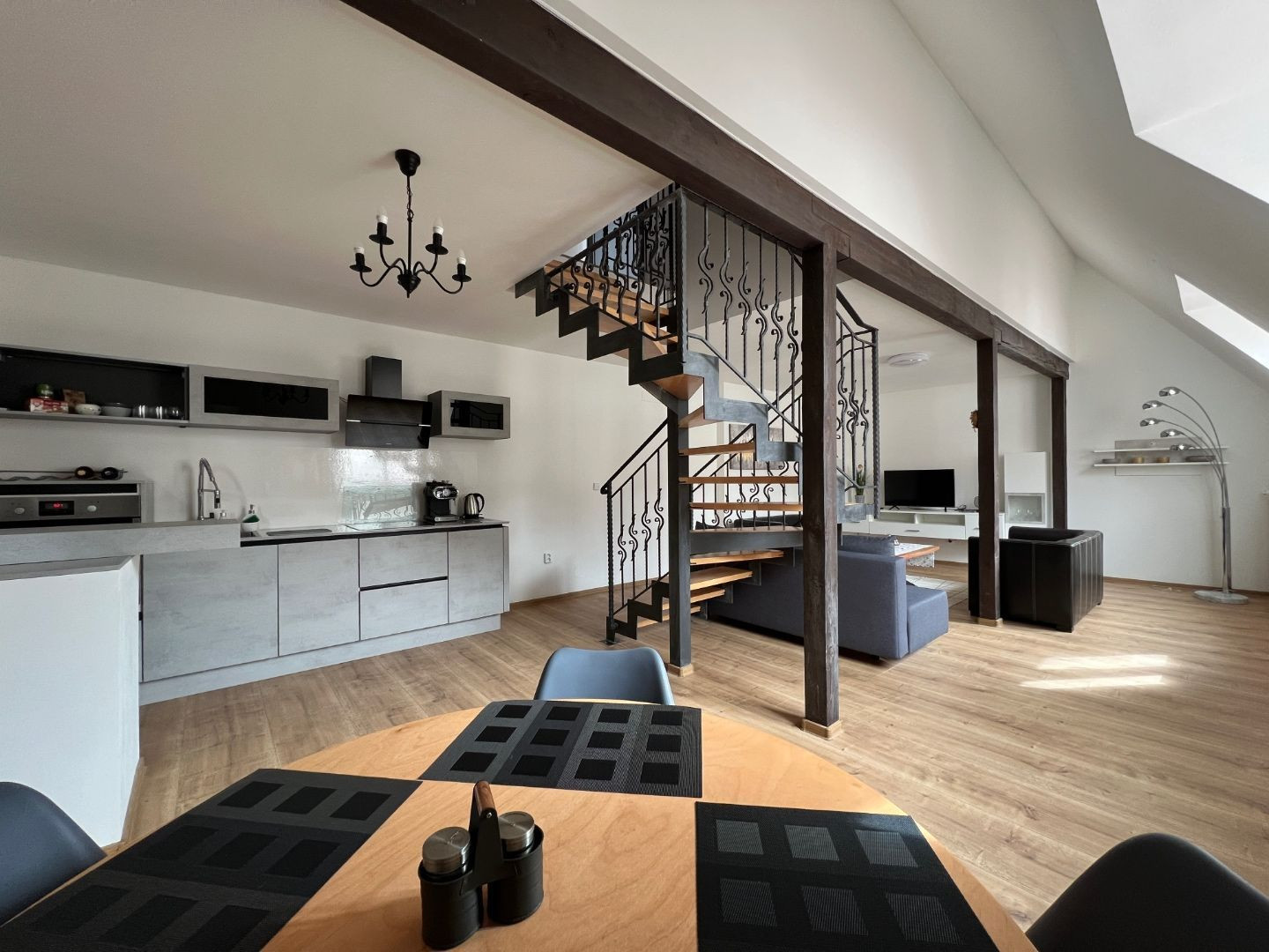 REZERVOVANÉ - CENTRUM MESTA - MÄSIARSKA ULICA, PASÁŽ VALENTINA MODERNÝ ZARIADENÝ 3 IZBOVÝ BYT.