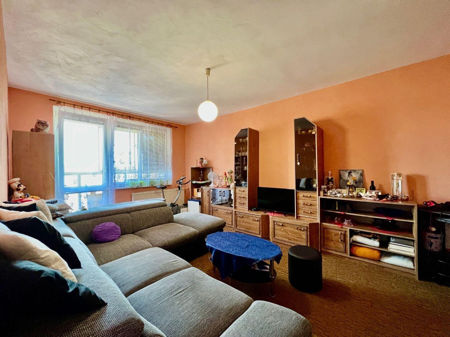 JAZERO - STÁLICOVÁ PEKNÝ 3 IZBOVÝ BYT 65 M2, PLASTOVÉ OKNÁ,  2 X LODŽIA, ZATEPLENÝ OBYTNÝ DOM.