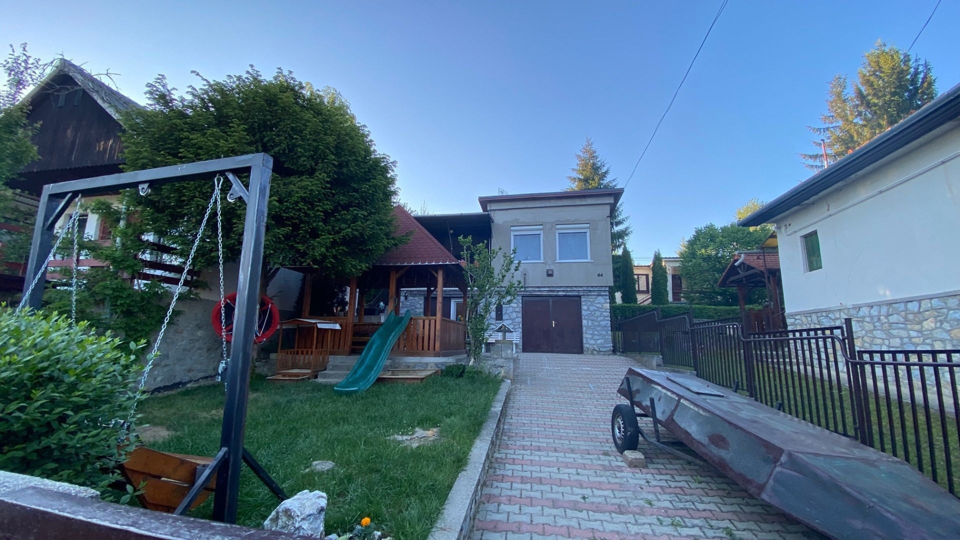 MAĎARSKO - JAZERO RAKACA PEKNÁ ZREKONŠTRUOVANÁ CHATA, GARÁŽ, ALTÁNOK