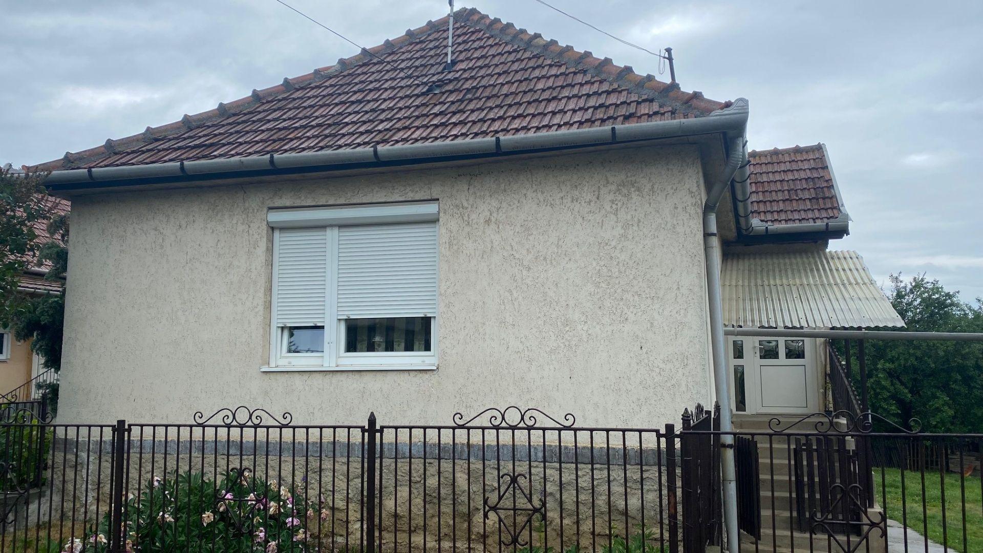 MAĎARSKO - FELSŐTELEKES 3 IZBOVÝ RODINNÝ S GARÁŽOU A VEĽKÝM SENNÍKOM