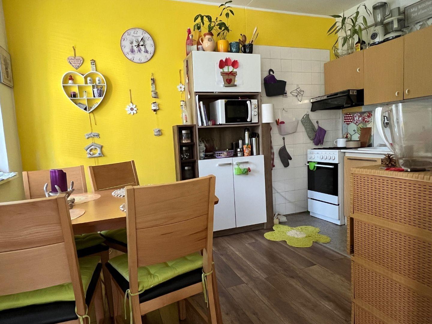 REZERVOVANÉ - JUH - KRAKOVSKÁ 4 IZBOVÝ BYT VÝBORNÝ STAV, LODŽIA, KOMORA