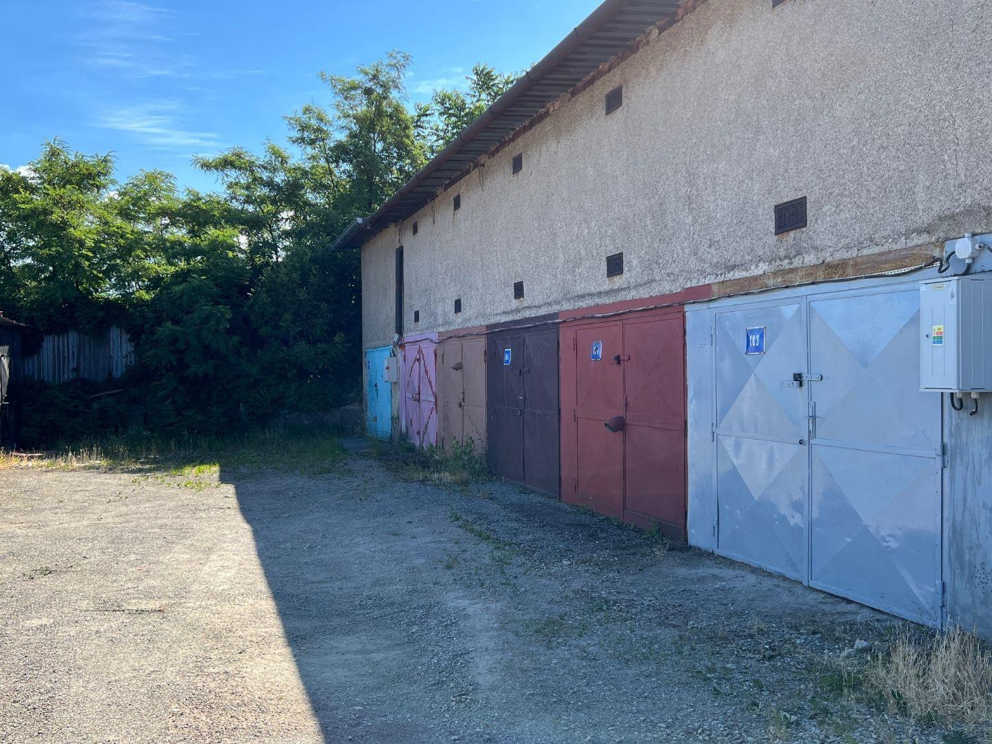 JUH - ŽELEZNÍKY - KRAKOVSKÁ  GARÁŽ 16 M2 - POZEMOK V OSOBNOM VLASTNÍCTVE.