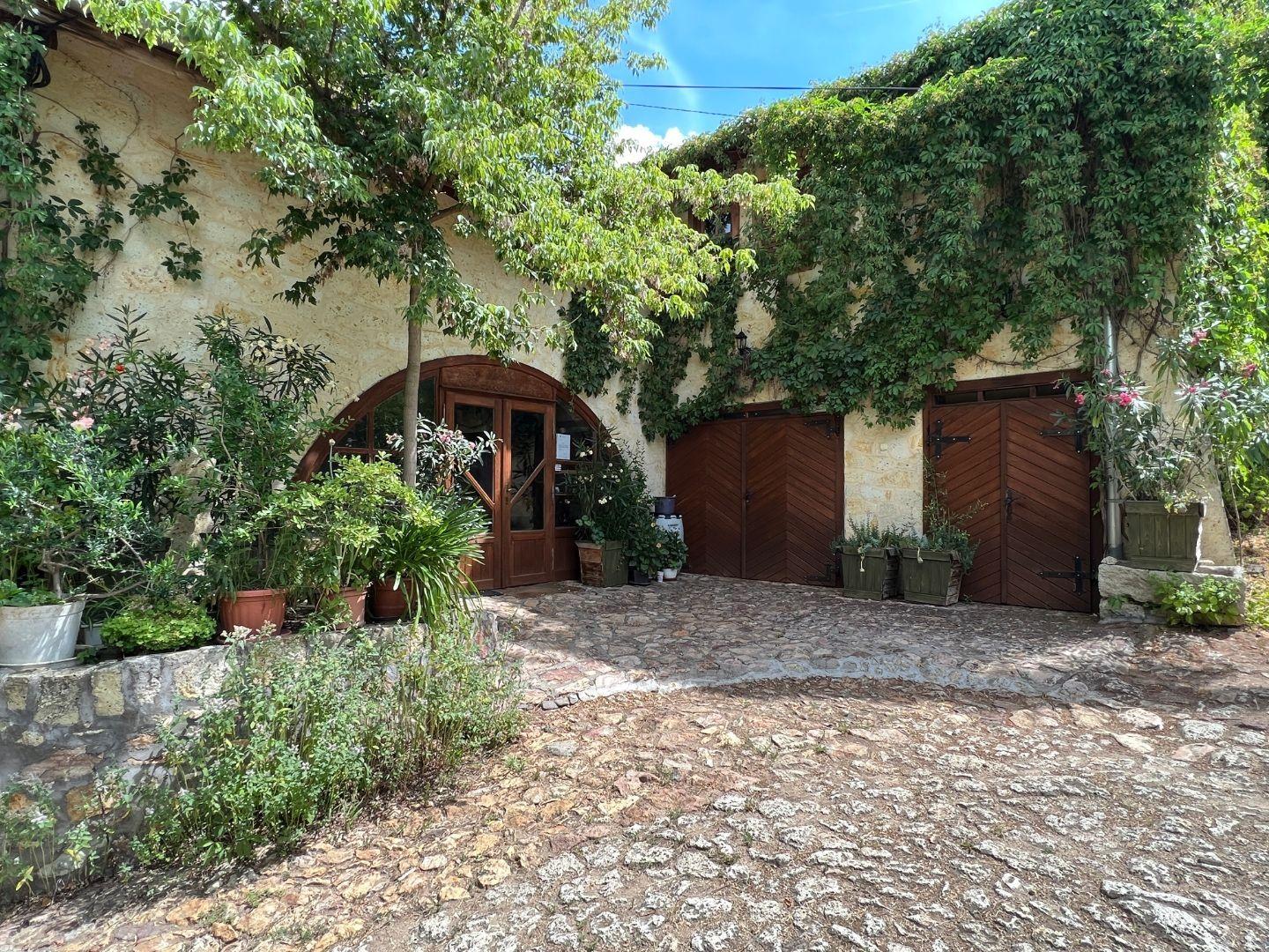 MAĎARSKO - MÁD  2 DOMY V TOP LOKALITE S VEĽKOU ZÁHRADOU