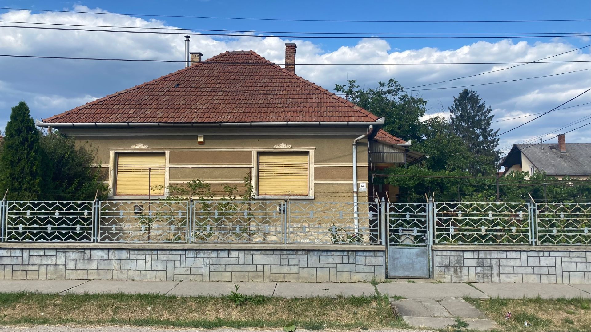 MAĎARSKO - SZENDRO - PEKNÝ 3 IZBOVÝ RODINNÝ DOM S VERANDOU