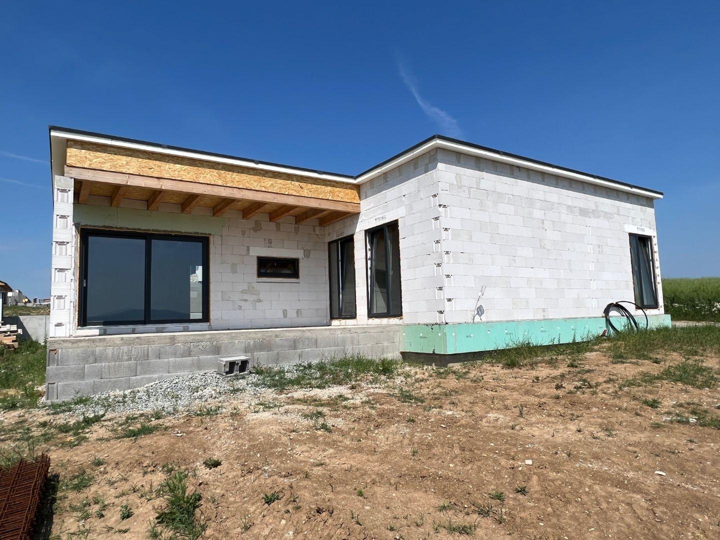 REZERVOVANÉ - HANISKA - KVALITNÁ NOVOSTAVBA 4 IZBOVÉHO RD, GARÁŽOVÉ STÁTIE, TERASA.