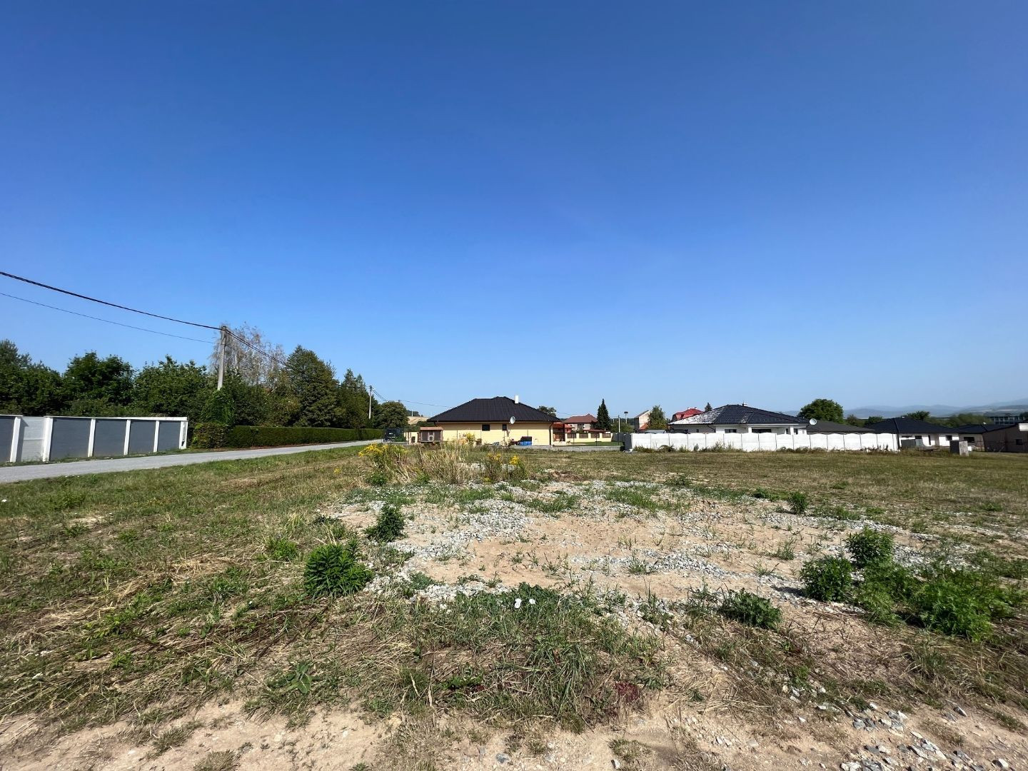 REZERVOVANÉ - BENIAKOVCE - POZEMOK NA ZAČIATKU OBCE 500 M2 - NOVÁ LOKALITA