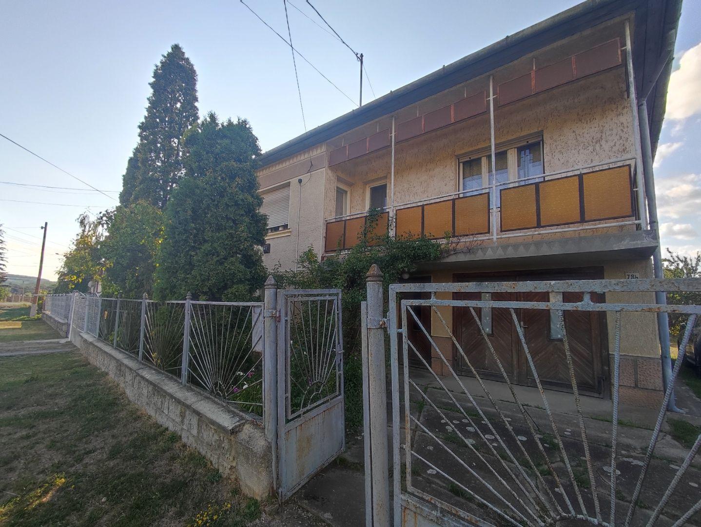 MAĎARSKO - SZUHOGY 5 IZBOVÝ POSCHODOVÝ RD S GARÁŽOU A HOSPODÁRSKOU BUDOVOU