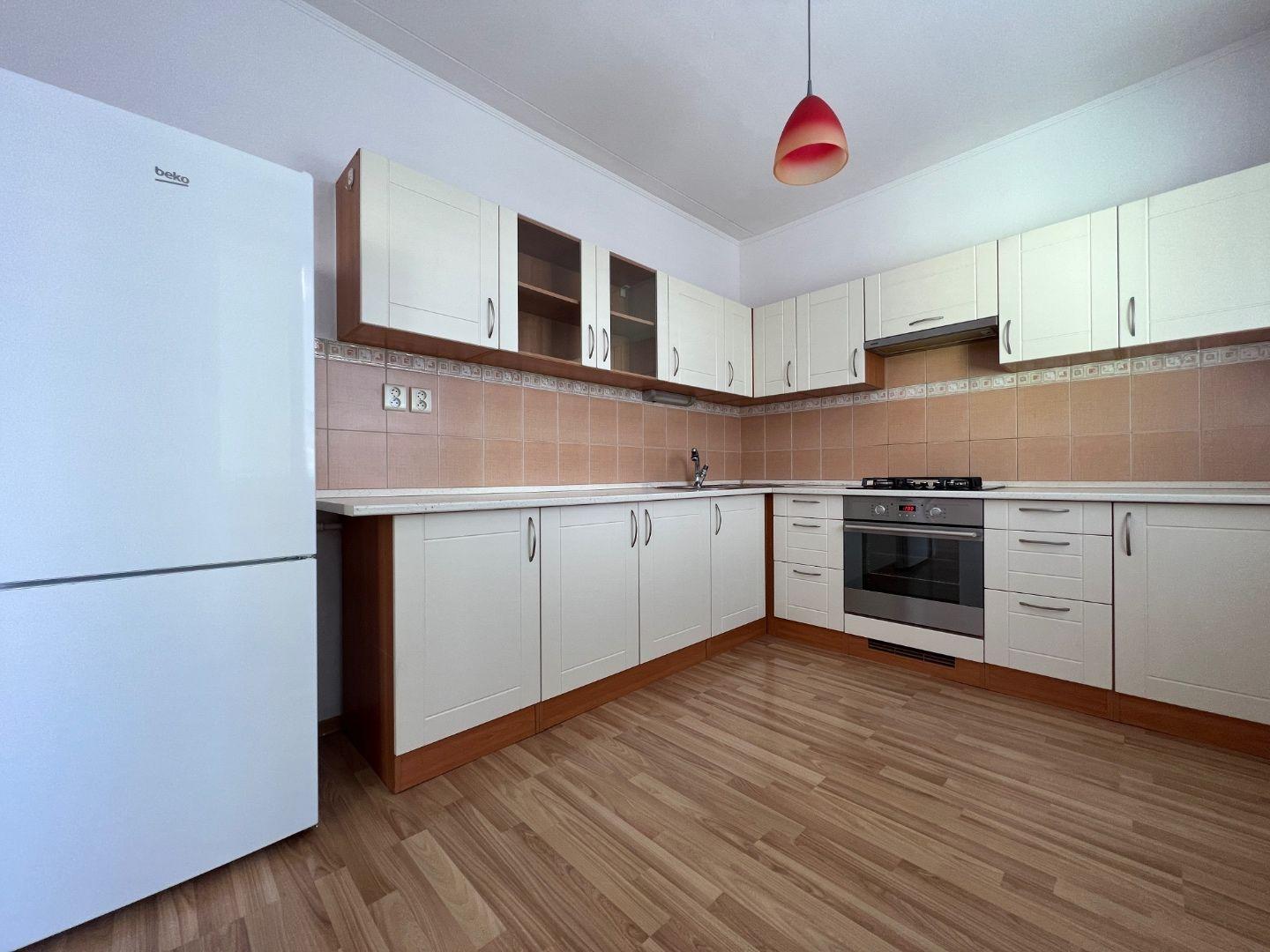 JAZERO - AZOVSKÁ - VEĽKÝ 1 IZBOVÝ BYT 42 M2, PO KOMPLETNEJ REKONŠTRUKCII.