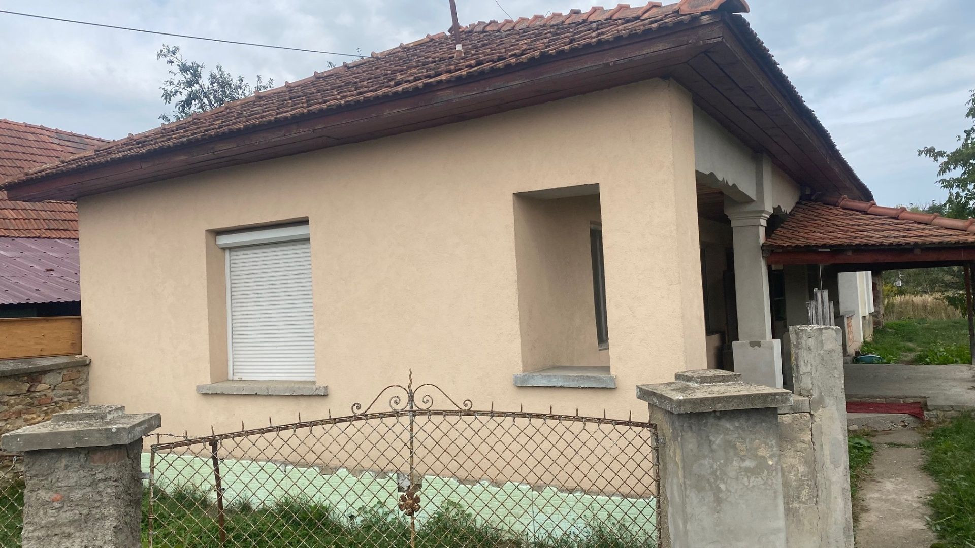 MAĎARSKO - SZENDRO 3 IZBOVÝ RODINNÝ DOM S VERANDOU