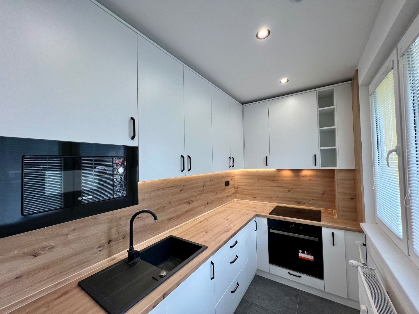 SUPER CENA - TERASA - TRIEDA SNP - 3 IZBOVÝ SUPER MODERNÝ BYT 57 M2, UZAVRETÁ LODŽIA, KLIMATIZÁCIA, PRÁČKA