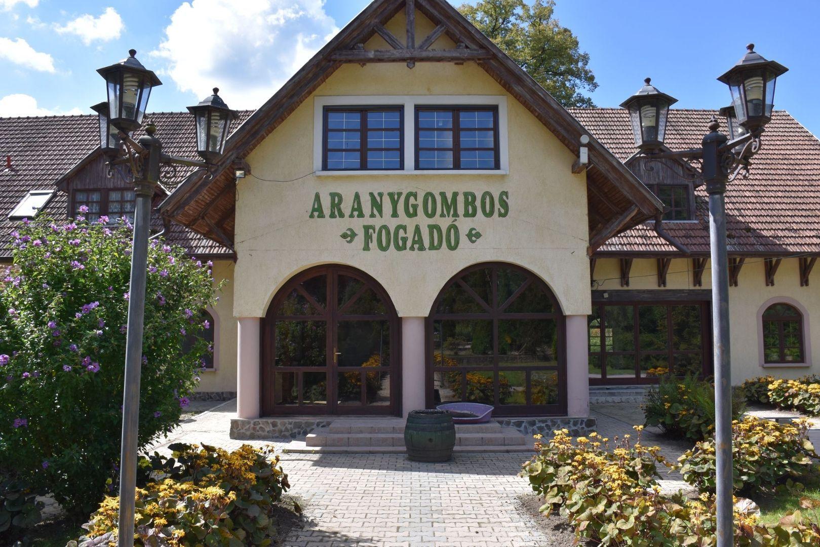 MAĎARSKO - TELKIBÁNYA  ARANYGOMBOS FOGADÓ WELNES  REŠTAURÁCIA.