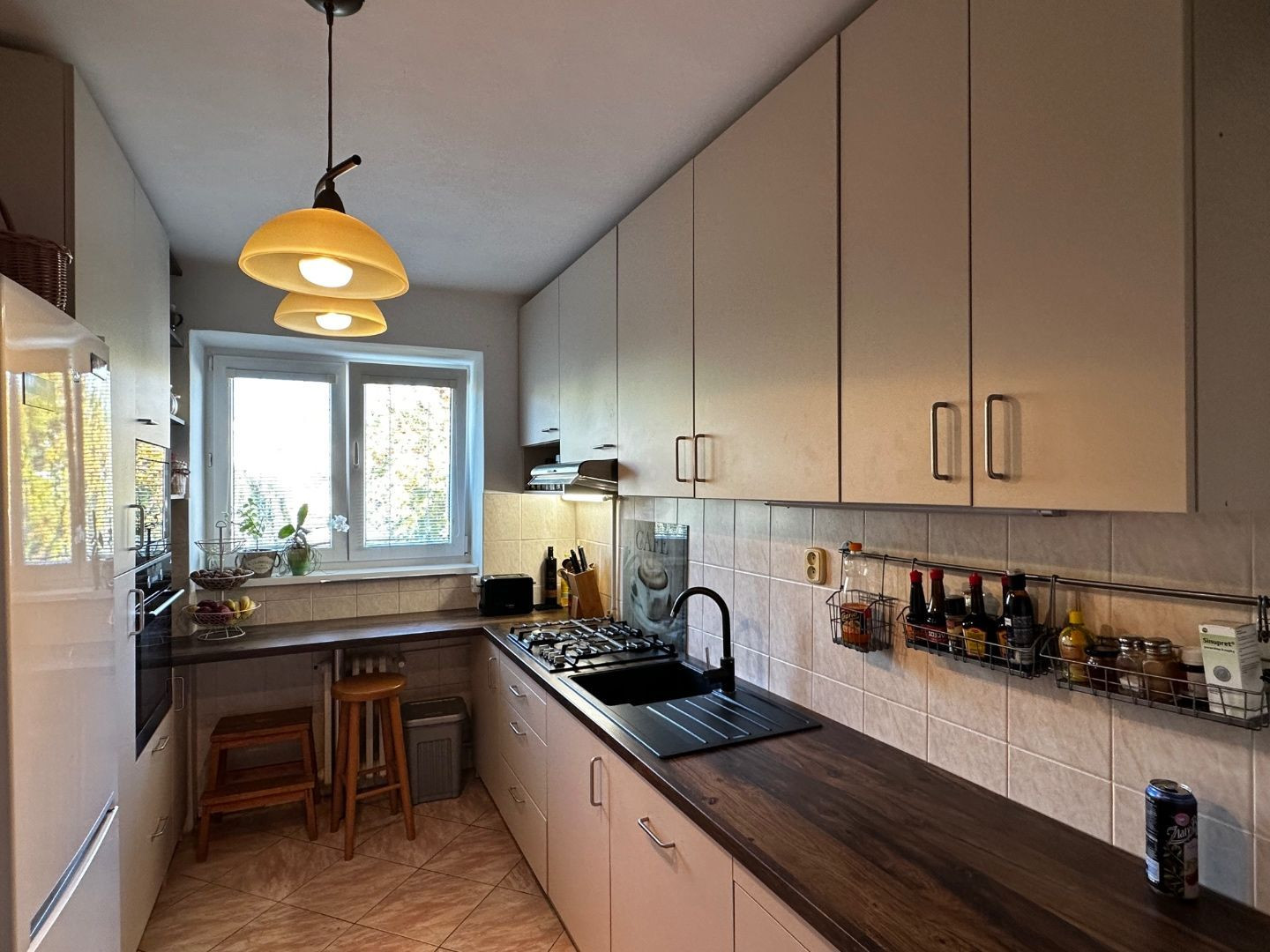 REZERVOVANÉ - ŠACA - ŽELEZIARENSKÁ PEKNÝ 2 IZBOVÝ BYT 60 M2, 3 POSCHODIE, BALKÓN.