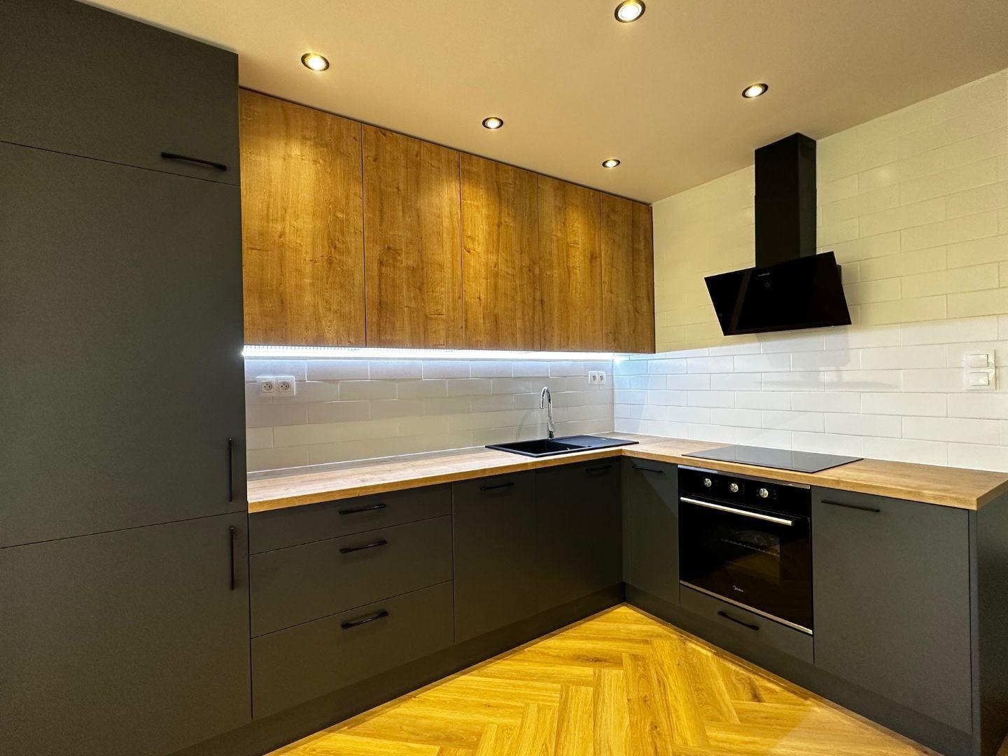 JAZERO - DRUŽICOVÁ 3 IZBOVÝ BYT PRE NÁROČNÉHO KLIENTA - TOP REKONŠTRUKCIA, ZASKLENNÁ LODŽIA.