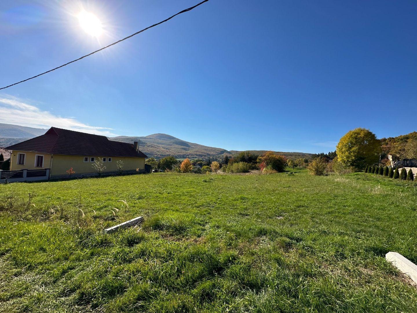 MAĎARSKO - HOLLÓHÁZA 2.216 M2 -  SUPER STAVEBNÝ POZEMOK.