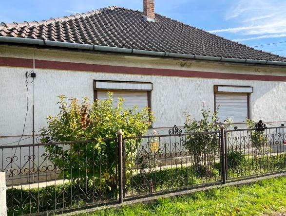 MAĎARSKO - FÜZÉRKOMLÓS RODINNÝ DOM S 2 GARÁŽAMI LEN 25 KM OD KOŠÍC