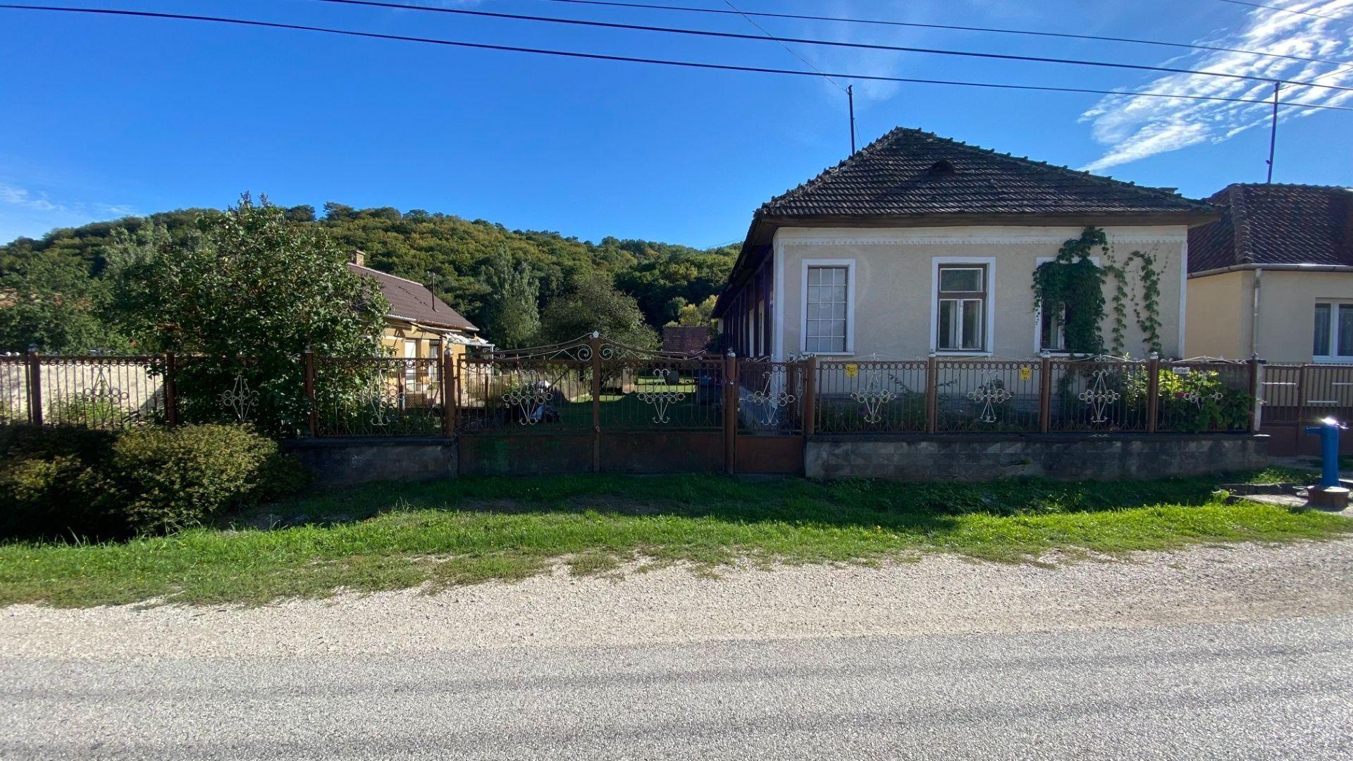 MAĎARSKO - SZŐLŐSARDÓ SEDLIACKY DOM S VERANDOU A LETNOU KUCHYŇOU V KRÁSNOM PROSTREDÍ