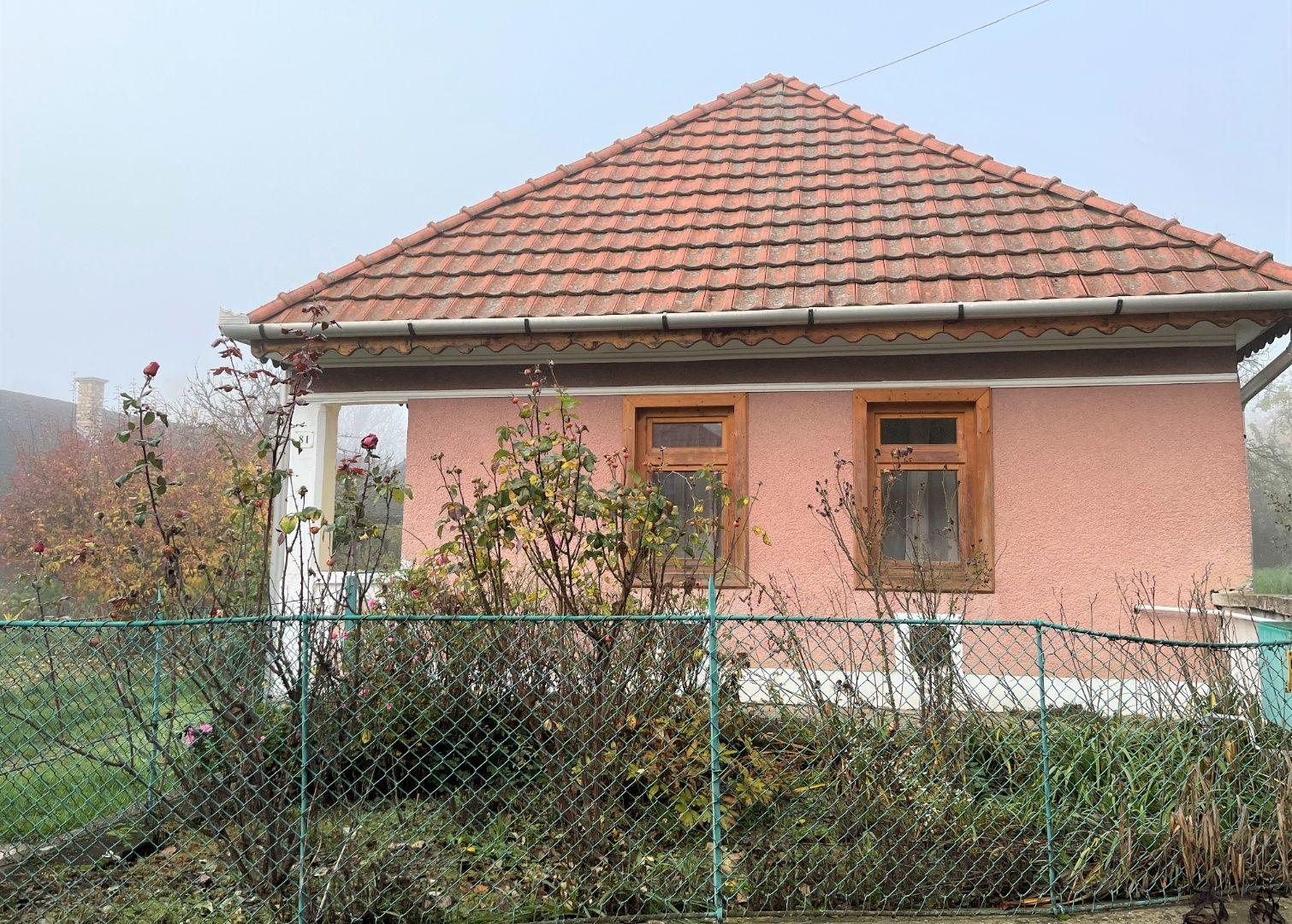 MAĎARSKO - PÁNYOK RODINNÝ DOM PO ČIASTOČNEJ REKONŠTRUKCII S GARÁŽOU LEN 5 KM OD SLOVENSKEJ HRANICE